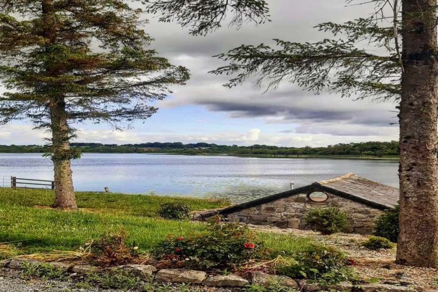 Currygrange-Fishing-Lodge-lake null